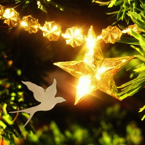 Leuchtender Stern am geschmückten Weihnachsbaum